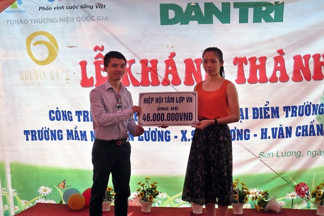 Tưng bừng ngày hội khánh thành công trình phòng học Dân trí thứ 7 tại Yên Bái - 14
Để có được 3 phòng học Dân trí là sự chung tay ủng hộ của rất nhiều nhà hảo tâm, đặc biệt là các đơn vị như Golden Gate, Tân Á Đại Thành, Amway Việt Nam, Hiệp hội Tấm lợp Việt Nam...
