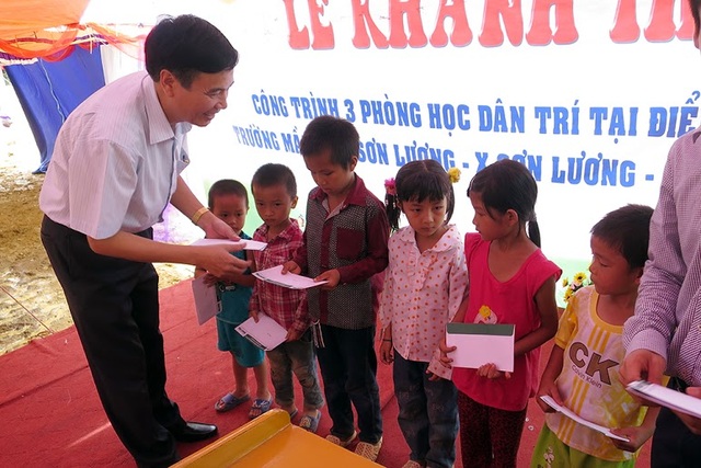 Tưng bừng ngày hội khánh thành công trình phòng học Dân trí thứ 7 tại Yên Bái - 3
Ông Hồ Đức Hợp, Chủ tịch UBND huyện Văn Chấn trao các suất học bổng dành cho các em học sinh nghèo trên địa bàn xã Sơn Lương