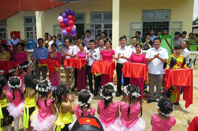 Tưng bừng ngày hội khánh thành công trình phòng học Dân trí thứ 7 tại Yên Bái - 16
Các đại biểu cùng cắt băng khánh thành và đưa vào sử dụng công trình 3 phòng học Dân trí tại trường mầm non Sơn Lương (Văn Chấn, Yên Bái)