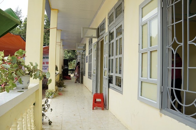 Tưng bừng ngày hội khánh thành công trình phòng học Dân trí thứ 7 tại Yên Bái - 8
Khang trang, sạch đẹp, đây thực sự là giấc mơ có thực với cô trò chúng tôi, đó là chia sẻ của cô Nguyễn Bích Hường, Hiệu trưởng trường mầm non Sơn Lương với 3 phòng học mới do báo Dân trí cùng bạn đọc chung tay xây dựng
