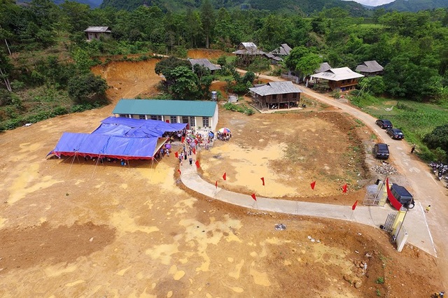 Tưng bừng ngày hội khánh thành công trình phòng học Dân trí thứ 7 tại Yên Bái - 6
3 phòng học Dân trí nhìn từ trên cao