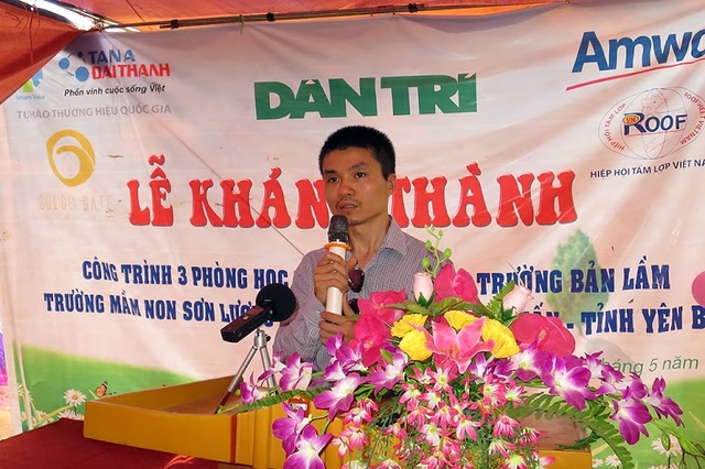 Tưng bừng ngày hội khánh thành công trình phòng học Dân trí thứ 7 tại Yên Bái - 2
Nhà báo Phạm Tuấn Anh, Phó Tổng Biên tập báo Dân trí chúc mừng cô và trò trường mầm non Sơn Lương từ nay sẽ có những phòng học khang trang, sạch đẹp để ra sức thi đua dạy tốt, học tốt trong thời gian tới