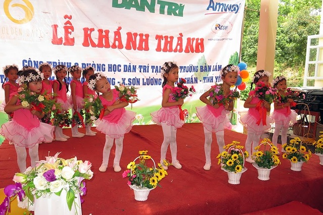 Tưng bừng ngày hội khánh thành công trình phòng học Dân trí thứ 7 tại Yên Bái - 9
Tiết mục biểu diễn của các em học sinh trường mầm non Sơn Lương chào mừng ngày hội khánh thành 3 phòng học Dân trí