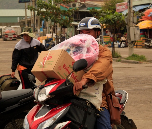 Dân đảo vượt biển vào đất liền sắm Tết - 3 Người dân gửi hàng về trước, người về sau