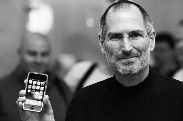 Steve Jobs trên tay chiếc iPhone đã làm thay đổi toàn bộ ngành công nghiệp di động.