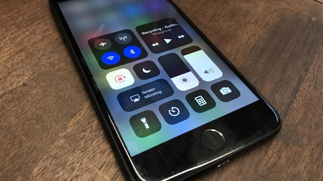 Thực hư lỗi gây hoang mang trên iOS 11 - 1 Giao diện mới thanh trình đơn Control Center trên iOS 11