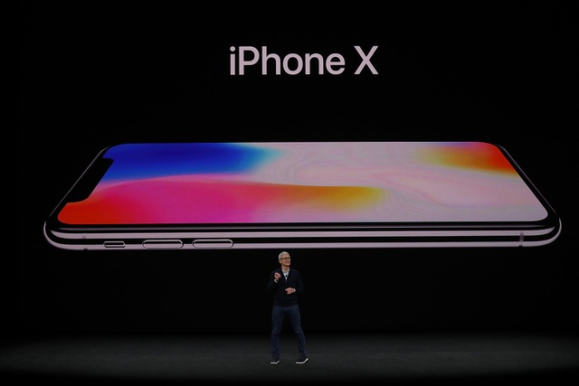 Chuyện "cười ra nước mắt" từ tên gọi của iPhone X - 1 CEO Tim Cook tại sự kiện ra mắt iPhone X.