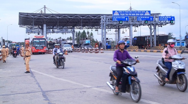 Tài xế “chơi chiêu” dùng tiền lẻ mua vé, trạm thu phí “tê liệt” - 6 Gần 18h cùng ngày, giao thông qua trạm mới hoạt động bình thường.