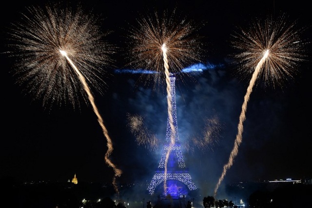Pháo hoa rợp trời Paris mừng Quốc khánh Pháp - 4
Bầu trời thủ đô Paris bừng sáng trong đêm trong màn bắn pháo hoa ngoạn mục (Ảnh: AFP)