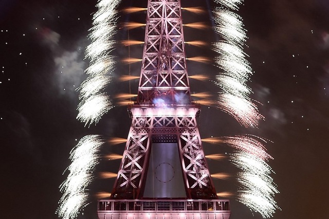 
Tháp Eiffel - biểu tượng của thủ đô Paris và nước Pháp - là địa điểm bắt pháo hoa truyền thống của ngày Quốc khánh (Ảnh: AFP)
