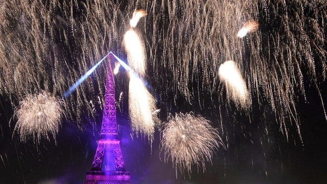 Pháo hoa rợp trời Paris mừng Quốc khánh Pháp - 13
(Ảnh: AFP)