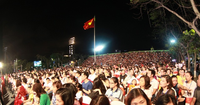 Thủ tướng Nguyễn Xuân Phúc dự Lễ hội Hoa phượng đỏ Hải Phòng 2017 - 5 Người dân Hải Phòng nô nức đến với Lễ Hội