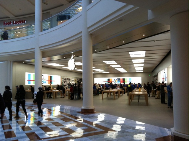 Chưa kịp bày bán, Apple Store ở Mỹ đã bị trộm hơn 300 chiếc iPhone X - 1 Apple Store ở thành phố California, Mỹ vừa bị trộm hơn 300 chiếc iPhone X.