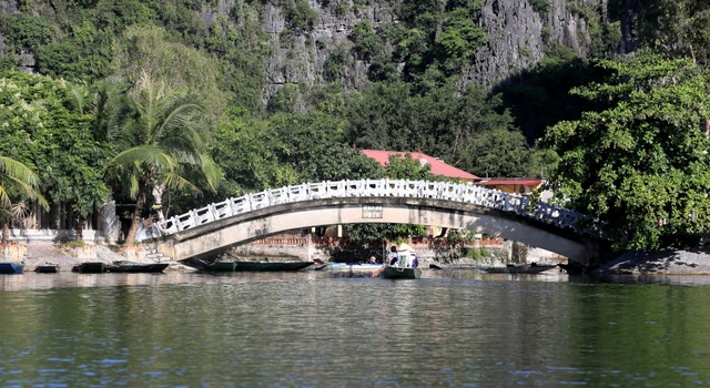 
Trước khi vào cánh đồng lúa Tam Cốc, du khách phải đi thuyên qua cây cầu nối 2 khu nghỉ dưỡng
