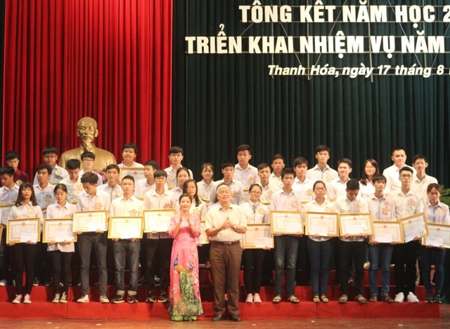 Thanh Hóa: Kiểm soát chặt chẽ việc ký hợp đồng lao động, tuyển dụng giáo viên - 1 Lãnh đạo Sở GD-ĐT và Hội khuyến học tỉnh Thanh Hóa tặng Bằng khen và trao thưởng cho các học sinh đạt thành tích cao trong kỳ THPT Quốc gia năm 2017