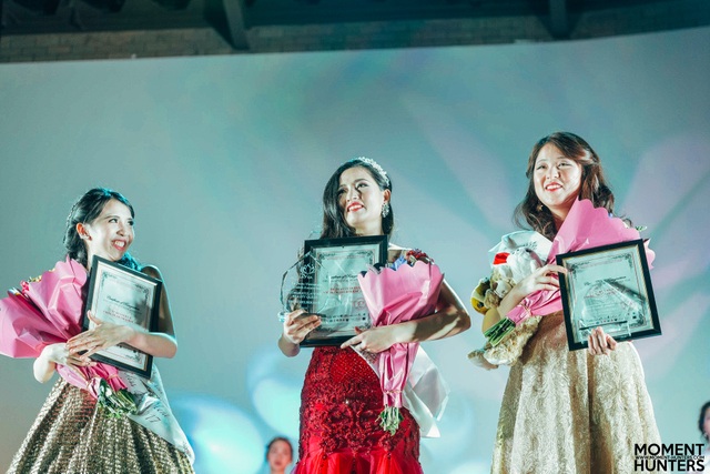 Nữ sinh Việt tỏa sáng trong cuộc thi nhan sắc ở Australia - 14 Thí sinh Bình Minh (ngoài cùng bên phải) và thí sinh Hồng Phước (ngoài cùng bên trái) lần lượt giành danh hiệu Á khôi 1 và Á khôi 2 của “VMISS - Tài sắc Melbourne 2017”.