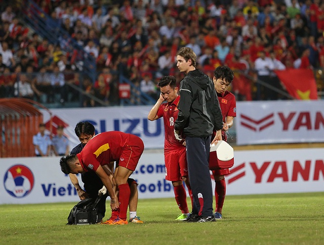 Việt Nam 1-1 Đài Bắc Trung Hoa: Công Phượng lập công - 4
Cầu thủ Việt Nam liên tục bị đau ở trận đấu này