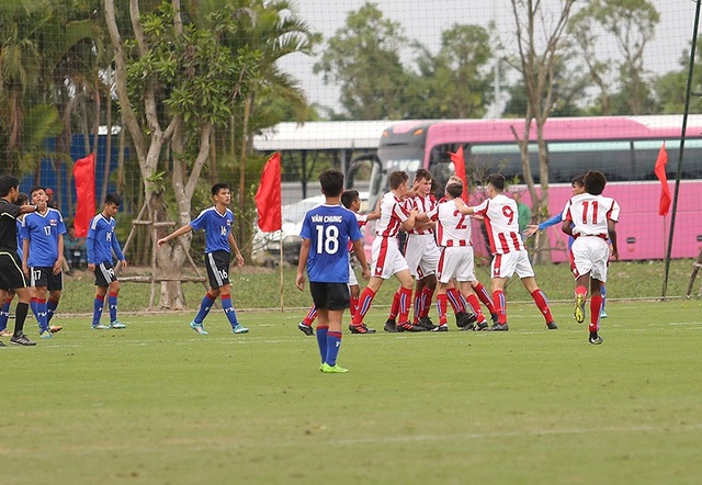 Giám đốc Ryan Giggs khen U15 PVF sau trận thắng U15 Stoke City - 5
Trận đấu U15 PVF và U15 Stoke City diễn ra đầy hấp dẫn