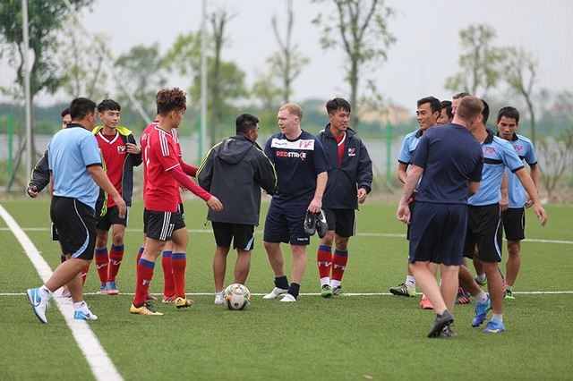 Giggs và Scholes đánh bại đội của HLV Hoàng Anh Tuấn, Việt Thắng - 1
Đội bóng của Giggs, Scholes đá giao hữu với các cựu cầu thủ Việt Nam