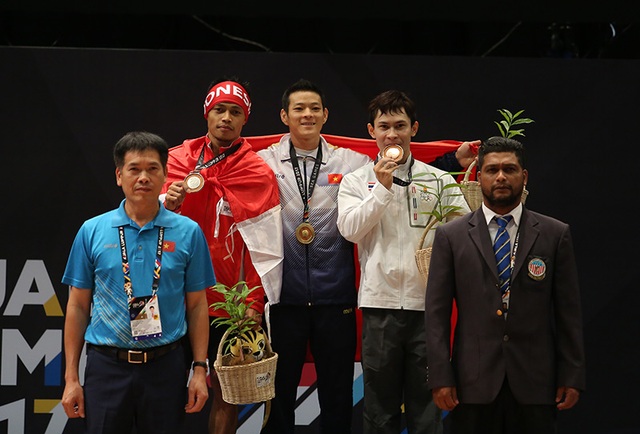 Nhật ký SEA Games ngày 28/8: Cử tạ giành cú đúp HCV - 7
Thạch Kim Tuấn bên cạnh hai đối thủ giành HCB, HCĐ người Indonesia, Thái Lan