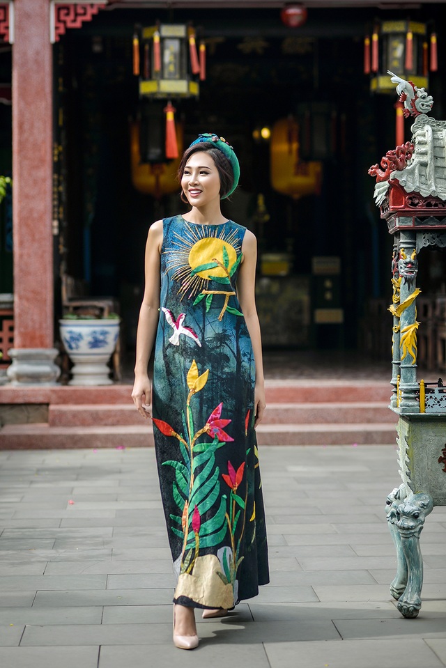Diệu Ngọc duyên dáng giữa đất trời Hội An - 1 Diệu Ngọc giấu đường cong trong thiết kế dáng rộng với sắc xanh ngọc thẫm sang trọng, quý phái.