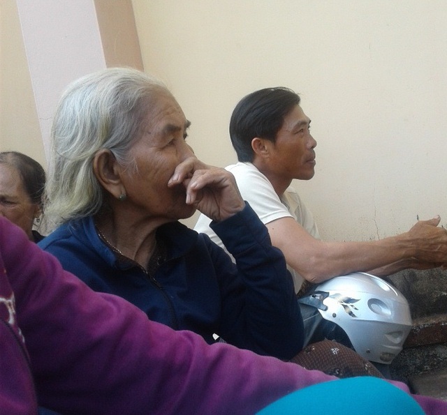 Nhổ keo lai đòi lại đất rẫy khai hoang, 11 người dân lĩnh án tù - 2 Bà Phan Thị Mai (78 tuổi, vợ liệt sĩ) ngồi bên ngoài tòa án chờ nghe tòa tuyên án con gái bà là Nguyễn Thị Sau (58 tuổi) bị án 12 tháng tù.