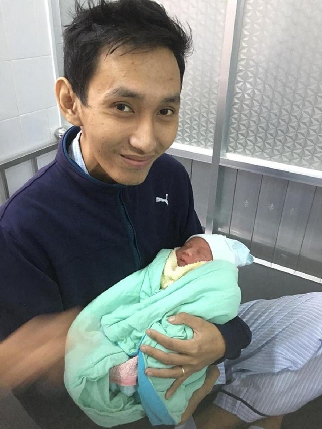 Xúc động chuyện ông bố trẻ bị ung thư: "Cuối cùng bố cũng chờ được để ôm con!" - 1 Anh Nhật Đoàn và đứa con của mình