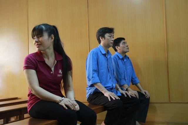 Giả cán bộ “chạy án” chiếm đoạt 1,1 tỷ đồng - 1 Các bị cáo tại phiên tòa.