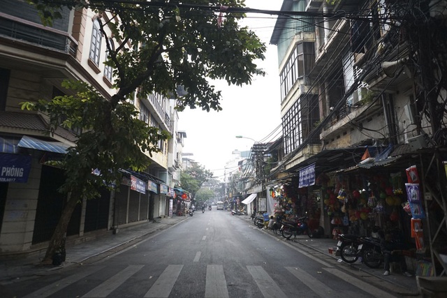 Hà Nội khác lạ ngày đầu năm - 1
Sáng sớm 1/1/2017, phố Lương Văn Can thênh thang, vắng bóng phương tiện. Đa số các cửa hàng vẫn đóng cửa, tận hưởng ngày đầu năm mới.