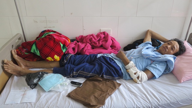 Đáng thương vợ ung thư chăm chồng bị tai nạn trong cảnh không xu dính túi - 1 Đáng thương vợ ung thư chăm chồng bị tai nạn trong cảnh không xu dính túi - 1