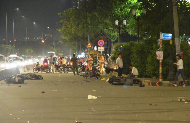 Kinh hoàng ô tô tông 9 xe máy trên phố Sài Gòn - 2 Hàng loạt xe máy nằm ngổn ngang trên đường.