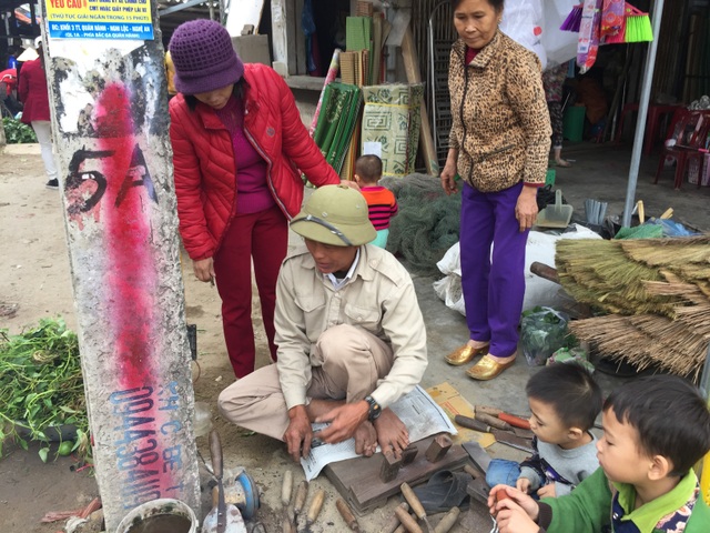 Làm nửa ngày thu nhập hơn chục triệu tháng nhờ nghề “cắt chấu liềm” - 1
Khách đến cắt chấu liềm liên tục