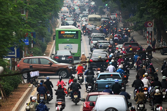Buýt nhanh vẫn phải “ngụp lặn” trên làn đường dành riêng - 2
Trên phố Láng Hạ, nhiều loại phương tiện di chuyển đan xen vào phần đường dành cho xe buýt nhanh.