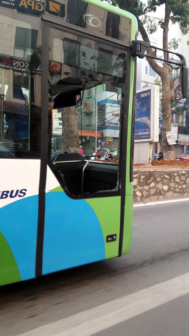 
Xe buýt nhanh BRT bị vỡ kính do va chạm với xe con sáng nay 4/1. (Ảnh: otofun).
