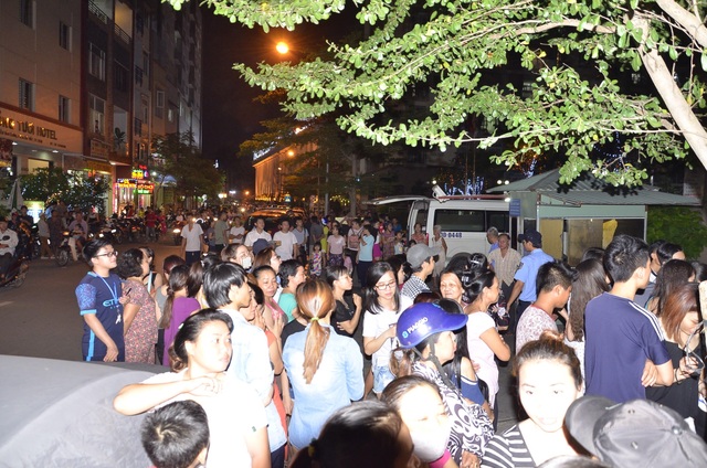 Phát hiện thi thể nữ sinh trong thùng xốp, đặt ở tầng 5 chung cư - 2 Người dân hiếu kỳ tụ tập theo dõi rất đông