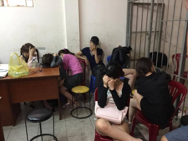 “Đột kích” nhà hàng, phát hiện 33 người dương tính với ma túy - 2 Những người có dấu hiệu sử dụng ma túy bị đưa về trụ sở công an phường