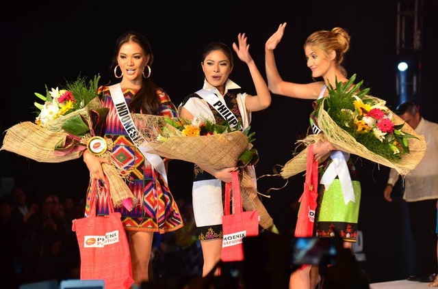 Ngắm các mỹ nhân Hoa hậu Hoàn vũ 2016 trình diễn thời trang - 93
Ba người đẹp (từ trái sang): Hoa hậu Indonesia, Hoa hậu Philippines, Hoa hậu Venezuela giành giải sau đêm diễn thời trang.