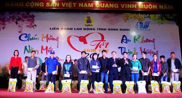 Hỗ trợ gạo cho công nhân, lao động nghèo đón Tết sum vầy - 2 400 công nhân, viên chức, lao động nghèo tỉnh Bình Định nhận quà vui Tết sum vầy
