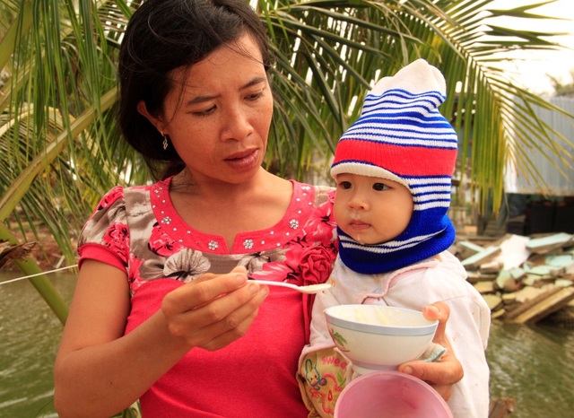 "Xóm lũ" đìu hiu ngày cận Tết - 6 Vợ chồng chị Liên và con cái đang ở nhờ nhà mẹ đẻ chờ Tết