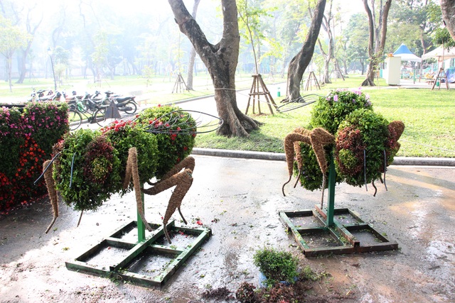 Cận cảnh 12 con giáp "khủng" trong công viên Thống Nhất - 14
Ngoài 12 con giáp, các công nhân còn làm thêm các con vật khác như ong, bướm.