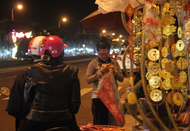 Tất tả mưu sinh kiếm từng đồng bạc lẻ ngày cận Tết - 3 Những học sinh tranh thủ ngày nghỉ Tết phụ giúp cha mẹ bán bao lì xi, thiệp chúc mừng năm mới mưu sinh