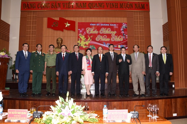 Thủ tướng Nguyễn Xuân Phúc thăm và chúc Tết tại Quảng Nam - 1 Thủ tướng chụp hình lưu niệm với Đảng bộ và chính quyền tỉnh Quảng Nam