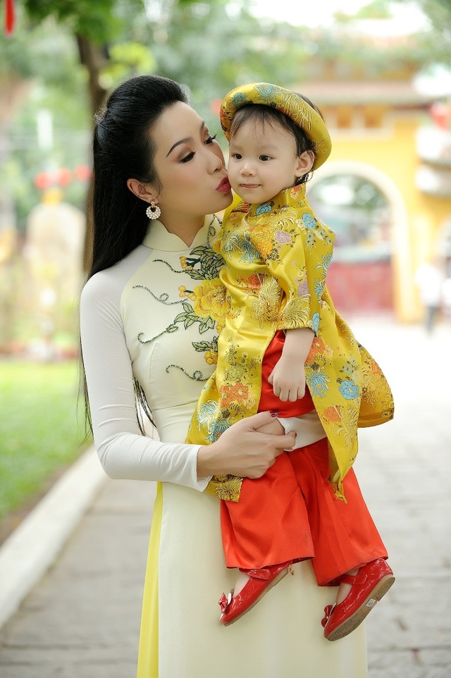 Trịnh Kim Chi duyên dáng đi lễ chùa đầu năm cùng con gái - 7 Trịnh Kim Chi duyên dáng đi lễ chùa đầu năm cùng con gái - 7