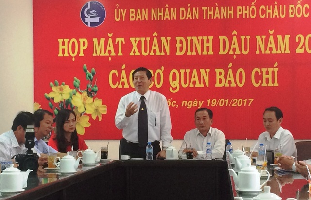 Lễ hội “Vía Bà Chúa Xứ” núi Sam sẽ có thêm đua bò, hát cải lương… - 2 Bí thư thành ủy Châu Đốc Lưu Vĩnh Nguyên cho biết, bên lề Lễ hội Vía Bà Chúa Xứ núi Sam 2017 sẽ bổ sung thêm các hoạt động văn hóa đặc sắc như đua bò dân gian, hát cải lương... phục vụ cho du khách.