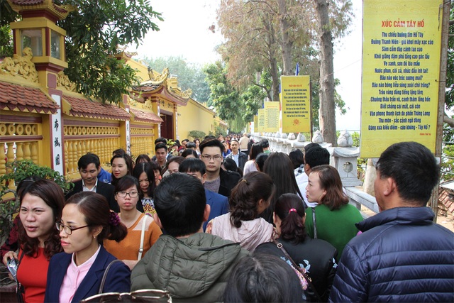 Người Hà Nội tấp nập đi chùa, đường phố ùn tắc kéo dài - 11 Dòng người tấp nập đổ về chùa Trấn Quốc vào trưa nay (2/2).