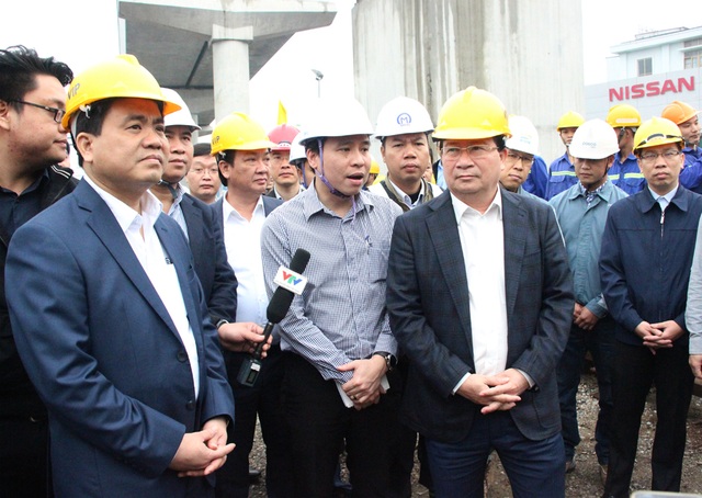 Phải đảm bảo an toàn tuyệt đối mới chạy tuyến đường sắt Cát Linh - Hà Đông - 5
Đại diện Ban Quản lý đô thị Hà Nội báo cáo Phó Thủ tướng về tiến độ thi công của Dự án đường sắt trên cao tuyến Nhổn - Ga Hà Nội.