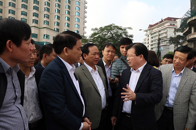 Chủ tịch Hà Nội: Phải thu hồi hàng triệu ô tô, xe máy "quá đát" - 1 Phó Thủ tướng Trịnh Đình Dũng trao đổi với lãnh đạo thành phố Hà Nội về các dự án giao thông