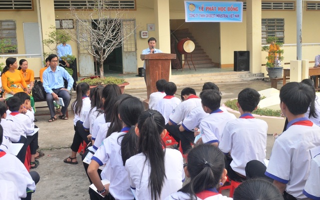 Hàng ngàn suất học bổng của Công ty Grobest Việt Nam đến với học sinh nghèo vượt khó - 5
Ông Nguyễn Tiến Việt – Trưởng đại diện công ty Grobest Việt Nam tại Kiên Giang cùng báo Dân trí đến trao 30 suất học bổng cho các em học sinh trường THCS Vĩnh Bình Nam 1