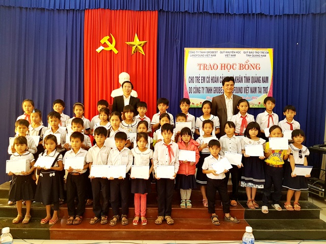 Hàng ngàn suất học bổng của Công ty Grobest Việt Nam đến với học sinh nghèo vượt khó - 10
Ông Nguyễn Văn Phong- Trưởng đại diện công ty Grobest Việt Nam tại Quảng Nam, Quảng Ngãi trao học bổng đến các em học sinh huyện Nông Sơn