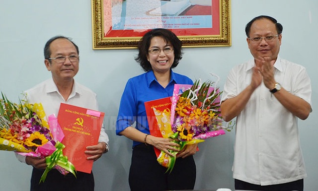 Chủ tịch Hội Liên hiệp Phụ nữ được giới thiệu giữ chức Chủ tịch Uỷ ban MTTQ VN TPHCM - 1 Uỷ viên trung ương Đảng, Phó Bí thư Thường trực Thành uỷ TPHCM Tất Thành Cang (người đứng bìa phải) trao quyết định điều động cán bộ đối với bà Tô Thị Bích Châu và ông Nguyễn Hoàng Năng. (Ảnh: Thành uỷ TPHCM).
